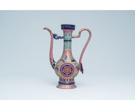 Full title: A Chinese pink-ground Canton enamel ewer, 19th C.Description: H 29,6 - L 23 cm