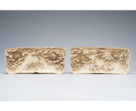 Full title: A pair of Chinese Canton ivory plaques with figures in a garden, 19th CDescription: 27,5 x 12,3 cm 26,3 x 12,2 cm