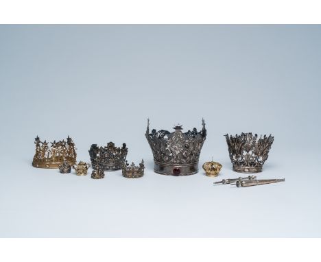 Full title: A varied collection of crowns and scepters, a.o. silver and inlaid items, 19th/20th C.Description: H 10,5 - 2,5 c