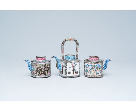 Full title: Three Chinese Canton enamel teapots, QianlongDescription: H 16,6 - L 12,7 cm  H 8,8 - L 11,5 cm
