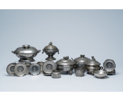 Full title: A varied collection of Chinese engraved pewter covered bowls and saucers, 20th C.Description: H 14,3 - L 26 - D 1