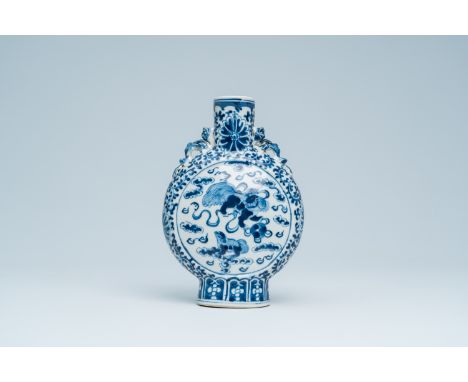 Full title: A Chinese blue and white moon flask with Buddhist lions and floral design, 19th C.Description: H 20,8 cm