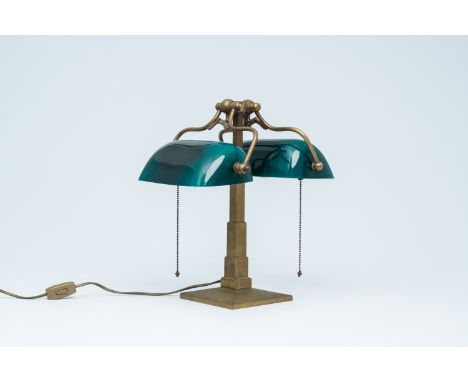 Full title: An English brass and glass two-light banker's lamp, Christopher Wray, 20th C.Description: H 41,8 - 38,4 cm (open 