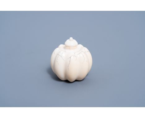 Full title: A Chinese carved ivory pumpkin-shaped snuff bottle, ca. 1900Description: H 5,5 cm  Lot subject to CITES-regulatio