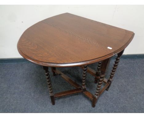 An Edwardian oak gate leg table 