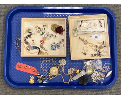 A tray of costume jewellery, brooches, chain, pendant etc.