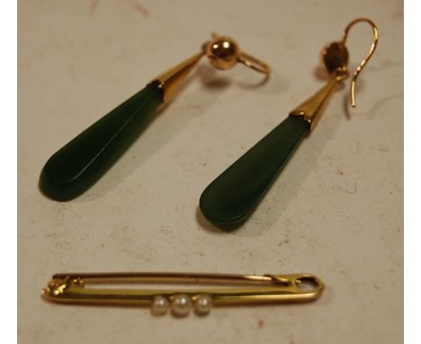 A 9ct gold and seed pearl set safety pin bar brooch; together with a pair of yellow metal and green jade set ear pendants (2)