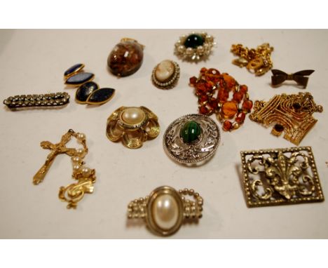 A bag of assorted costume jewellery to include Victorian pinchbeck and seed pearl set cameo brooch, pendants etc 