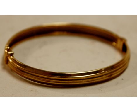 A ladies 9ct gold hinged bangle, 10.1g