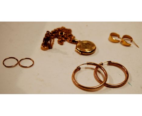 Assorted 9ct gold and yellow metal wares to include; locket on finelink chain, pair of hoop earrings, pair of engine turned h