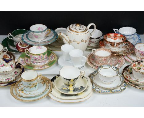 Collection of mixed tea ware to include late 19th / early 20th C examples, mostly cups & saucers, featuring Shelley, Mintons,