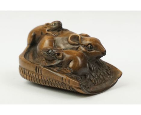Netsuke with rat and babbies, signed 