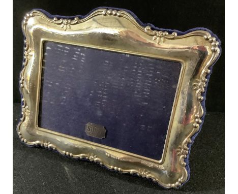 A Victorian style silver easel photograph frame, the aperture 9.5cm x 13.5cm, Sheffield 1997, boxed 