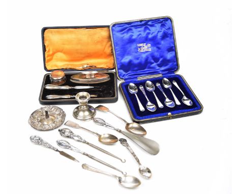 A collection of various Victorian, Georgian and later collectible silver items to include cased set of teaspoons, ladies part