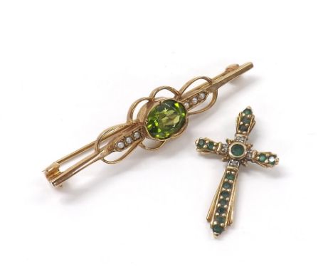 9ct peridot and seed pearl brooch, 4.4gm, 52mm; also a 9ct emerald and diamond cross pendant, 1.4gm (2)