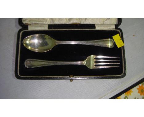 Pair of silver cake eaters  / christening set in presentation case Birm. 1923 William Hair Haseler 59 g