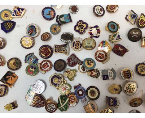 Large collection of enamel bowling badges and other badges (2 boxes)