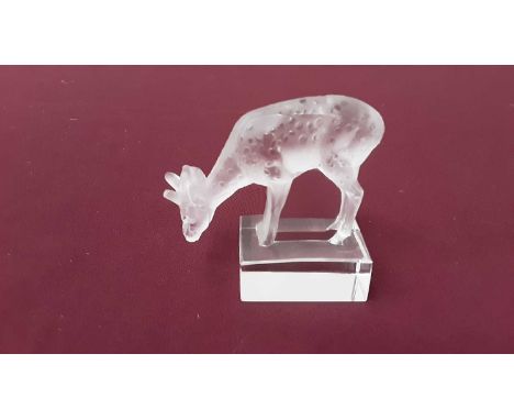 Rene Lalique glass paperweight in the form a deer, signed R Lalique, 8.5cm high