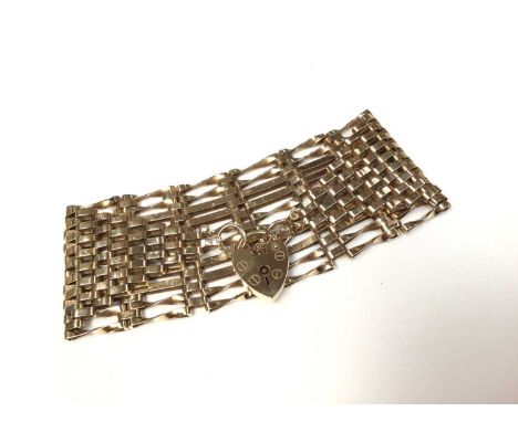 9ct gold gate bracelet with padlock claspWeight 18.9 grams 