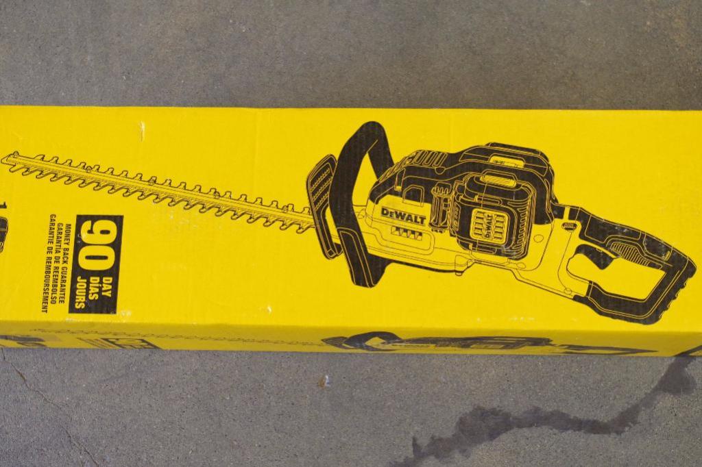 NEW DEWALT 40V 22" Hedge Trimmer w/ Liion Battery, Charger & Blade Cover M/N DCHT860M1