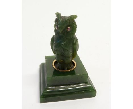 AN IMPERIAL RUSSIAN CARVED SIBERIAN NEPHRITE JADE BELL PUSH IN SHAPE OF AN OWL set with cabochon ruby stone eyes, circa 1900,