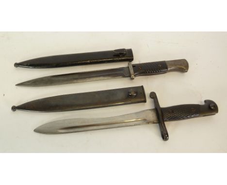 EARLY TWENTIETH CENTURY GERMAN KNIFE BAYONET with single edge fullered blade, 9 3/4" (24.8cm) long, the hilt with horizontall