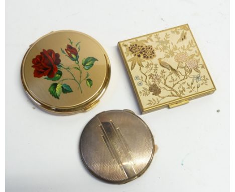 LADIES ART DECO DESIGN SILVER POWDER COMPACT circular and engine turned, 2 1/2 (6.3cm) diameter, Birmingham 1947 in cloth pou