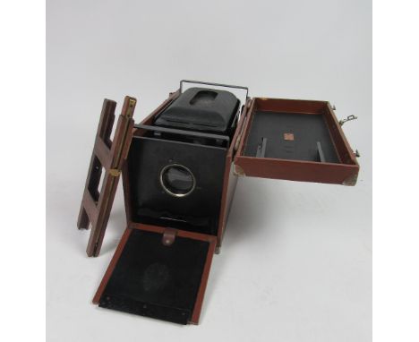 A good electric slide Projector, by Mason, Dublin, in its original case. (1)