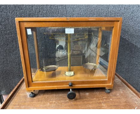 A set early 20th Century cased chemists scales 