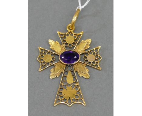 Kreuzanhänger, um 190014 kt. Gelbgold, mittig ovaler Amethyst, durchbrochen gearbeitet, ca. 4 g schwer, h 4 cm, 