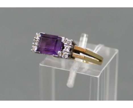 Damenring14 kt. Gelb- und Weißgold, rechteckig geschliffener Amethyst, 6 kl. Diamanten zus. ca. 0,12 ct., ca. 5 g schwer, RM 