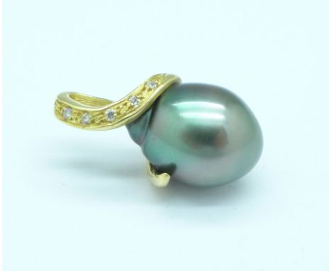 A yellow metal, pearl and white stone pendant, 5.1g