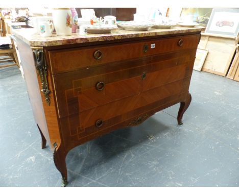 A FRENCH MARBLE TOP THREE DRAWER COMMODE WITH BRASS MOUNTS.