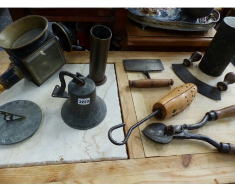 AN ANTIQUE COACH LAMP AND VARIOUS METALWARES.