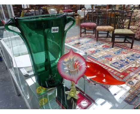 A REED AND BARTON BURNT ORANGE DISH TOGETHER WITH AN ART GLASS GREEN VASE AND A FLORAL VASE. 