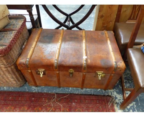 A GOOD VINTAGE LEATHER TRAVELLING TRUNK