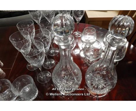 ROYAL DOULTON CAT GLASS X4 RED WINE GLASS, X4 BRANDY GLASS, X6WHISKY GLASSES, X5 WHITE WINE GLASSES, X 2 DECANTER GLASS ETCHE