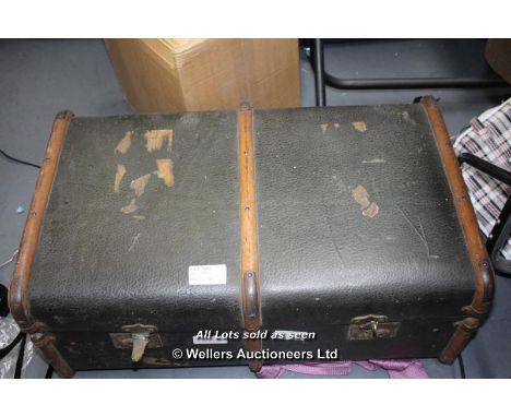 GREEN TRUNK WITH BRIC-A-BRAC / GRADE: UNCLAIMED PROPERTY (DC5)[{MK140416}]