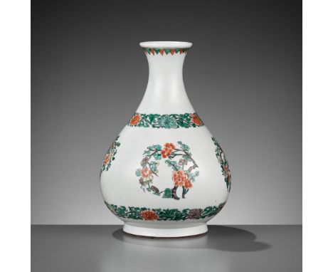 A FAMILLE VERTE BOTTLE VASE, YUHUCHUNPING, KANGXI PERIODChina, 1661-1722. Well potted, the pear-shaped body rising from a spl