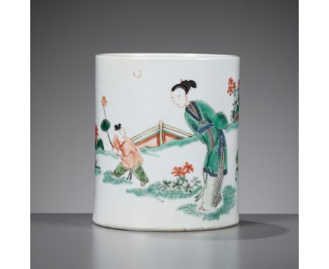 A FAMILLE VERTE BRUSHPOT, BITONG, KANGXI PERIODChina, c. 1700. Well potted, of cylindrical form with straight sides finely de