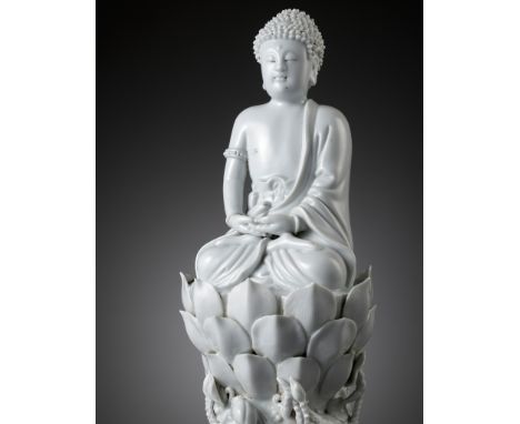 A LARGE DEHUA FIGURE OF BUDDHA, QING DYNASTY, LATE 18TH - EARLY 19TH CENTURYChina. Seated in dhyanasana atop a lotus base com