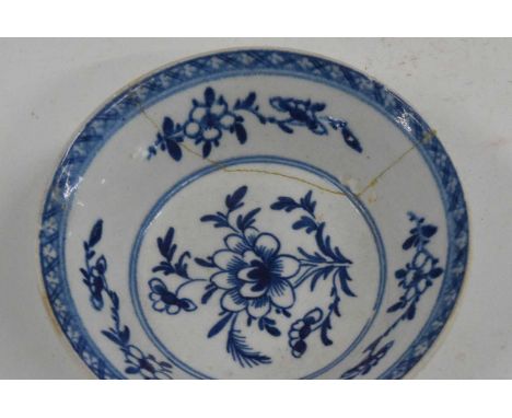 A Bow porcelain patty pan with blue and white decoration (a/f)