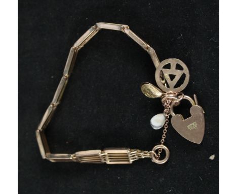 A 9ct gold gate bracelet with padlock heart shaped clasp, a Masoic 9ct gold charm, shell charm etc