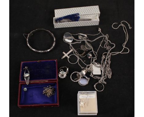 A mixed lot of silver jewellery including bamboo effect bangle, rings, locket, silver propelling pencil etc