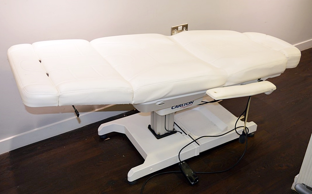 1 X Carlton Professional Luxury Electric Hydraulic Beauty Couch