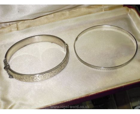 A pretty silver bangle, Birmingham 1949 and a slim sterling silver bangle.