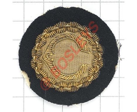 War Correspondent’s WW2 bullion cap badge.  A scarce example comprising a circular bullion chain on a daek green cloth ground