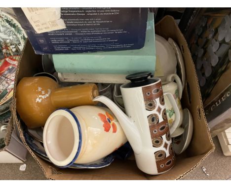 BOX OF MISCELLANEOUS CERAMICS INCLUDING RETRO COFFEE POT, GLASS CHESS SET, AND READING LAMP