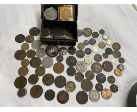 SMALL ENAMEL MONEY TIN OF MAINLY GB PRE-DECIMAL COINS INCLUDING AN ENAMELLED COIN BROOCH