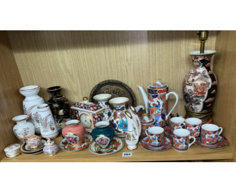 SHELF CONTAINING JAPANESE IMARI PATTERNED COFFEE SERVICE, BALUSTER LAMP AND GREEK GILDED POTTERY ITEMS